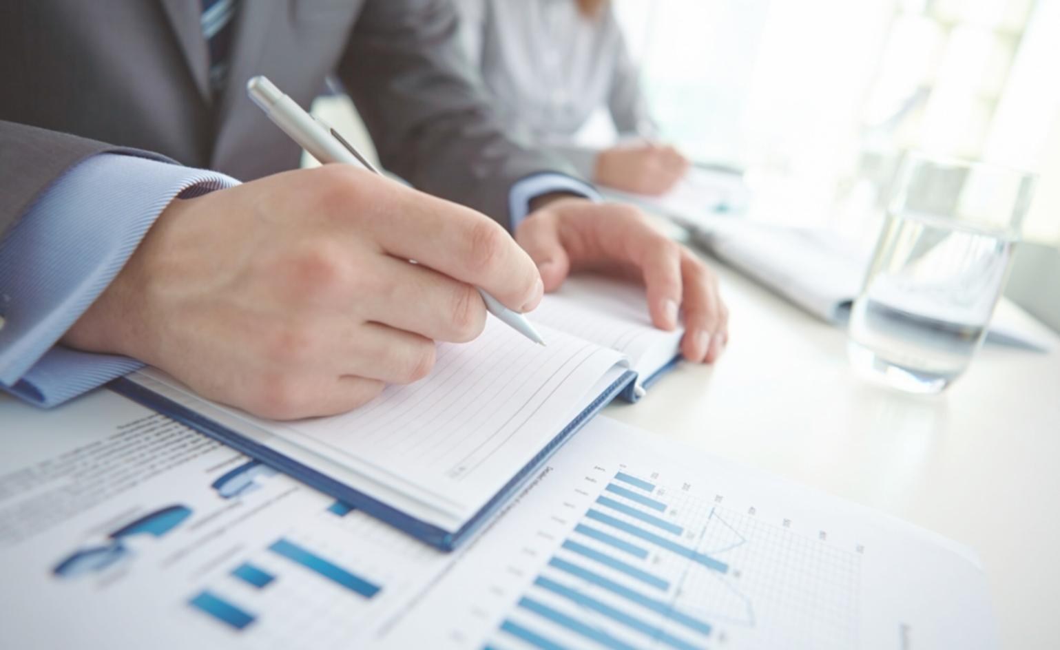 Étudiants suivant une formation en éducation financière